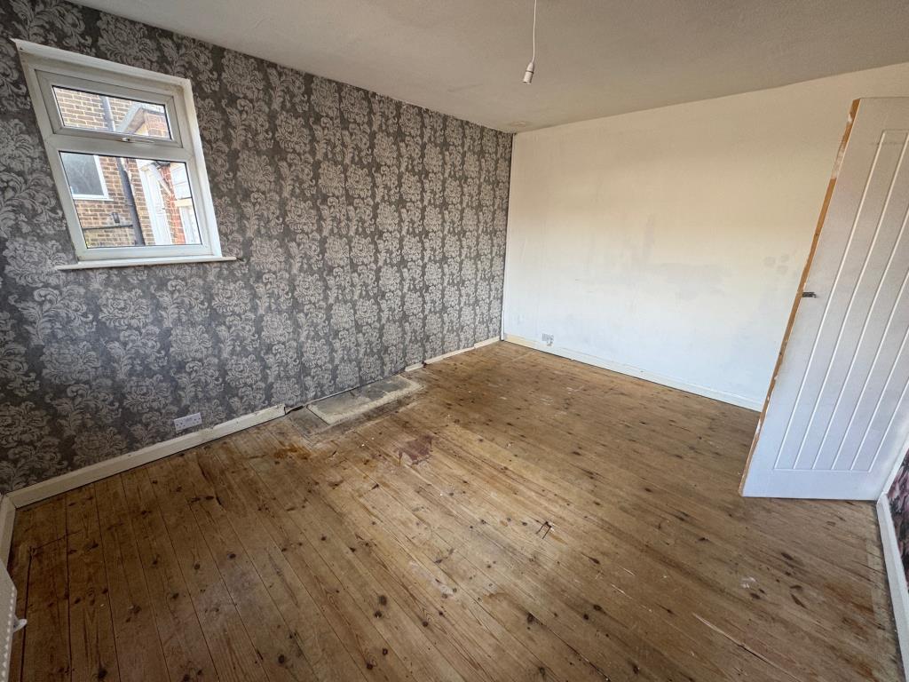 Lot: 124 - DETACHED BUNGALOW ON GOOD SIZE PLOT WITH BRICK OUTBUILDING - Bedroom 1